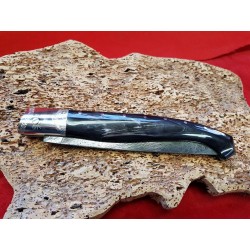 Coltello tipo dorgalese con manicatura animata in corno buffalo nero