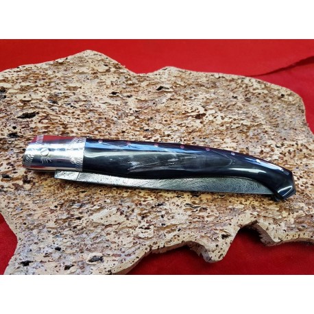 Coltello tipo dorgalese con manicatura animata in corno buffalo nero