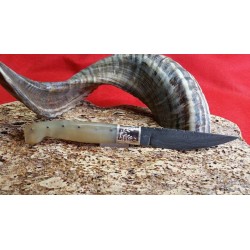 Coltello tipo pattadese con manicatura animata in corno montone