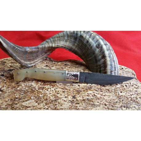 Coltello tipo pattadese con manicatura animata in corno montone
