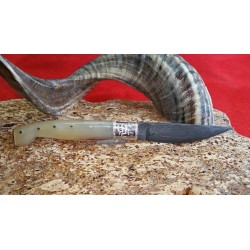 Coltello tipo pattadese con manicatura animata in corno montone