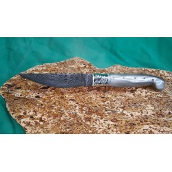 Coltello tipo pattadese con manicatura animata in corno buffalo fiammato