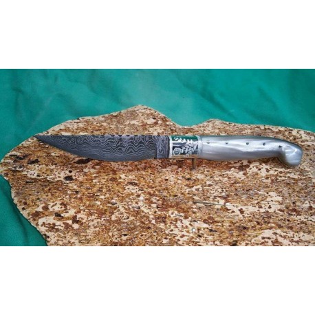 Coltello tipo pattadese con manicatura animata in corno buffalo fiammato