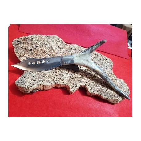 Coltello con manicatura in cervo sardo