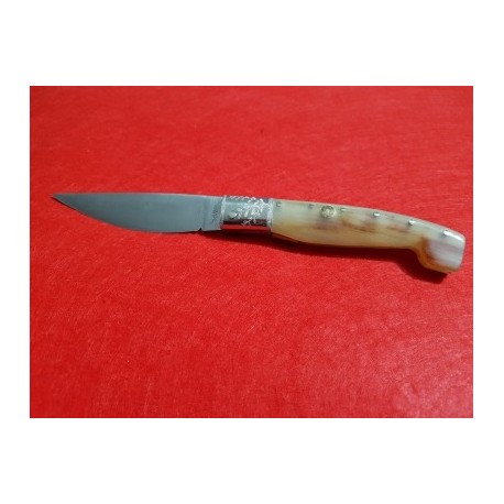 Coltello tipo pattadese con manicatura animata in corno di montone