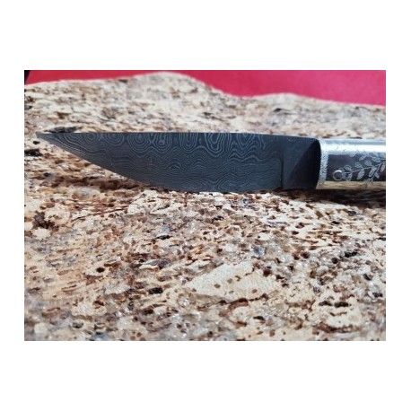Coltello tipo pattadese con manicatura animata in corno di montone