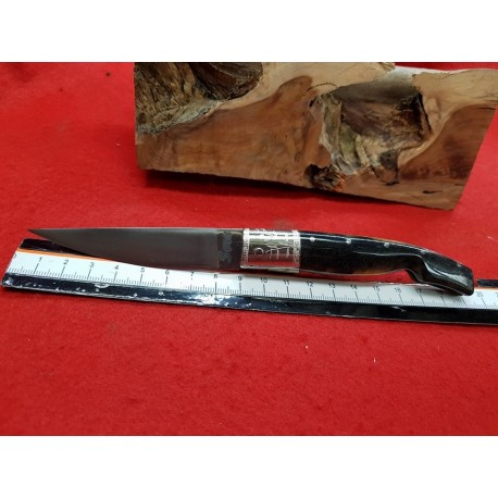 Coltello con manicatura animata in zoccolo di cavallo