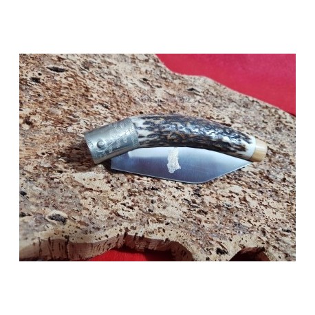 Coltello con manicatura in cervo sardo con fondello in ginepro