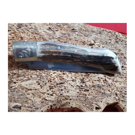 Coltello con manicatura animata in cervo sardo