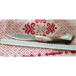 Coltello con manicatura in cervo sardo raffigurante maschera sarda