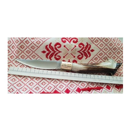 Coltello con manicatura in cervo sardo raffigurante maschera sarda