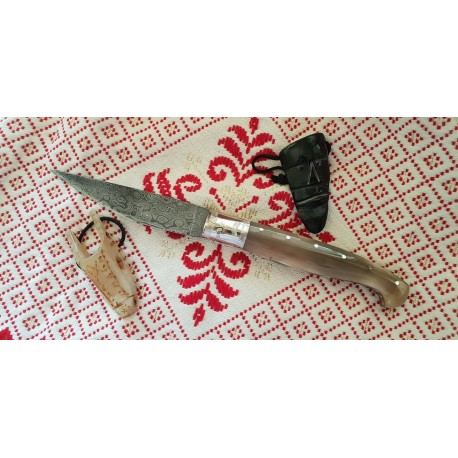 Coltello tipo pattadese con manicatura animata in corno buffalo biondo