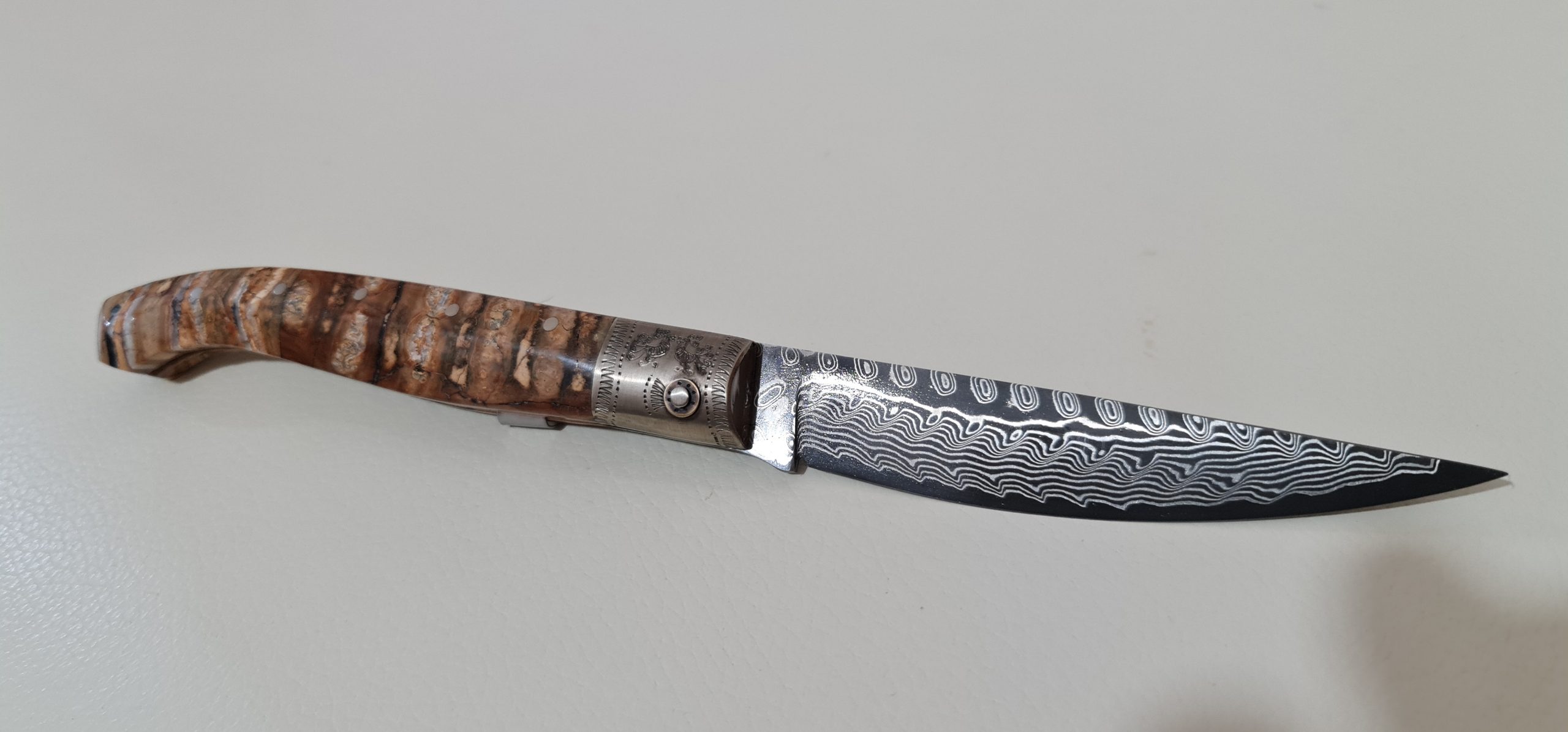 Arrasoja stile Dorgalese – Mosaico molare fossile di Mammuth – Coltello Sardo