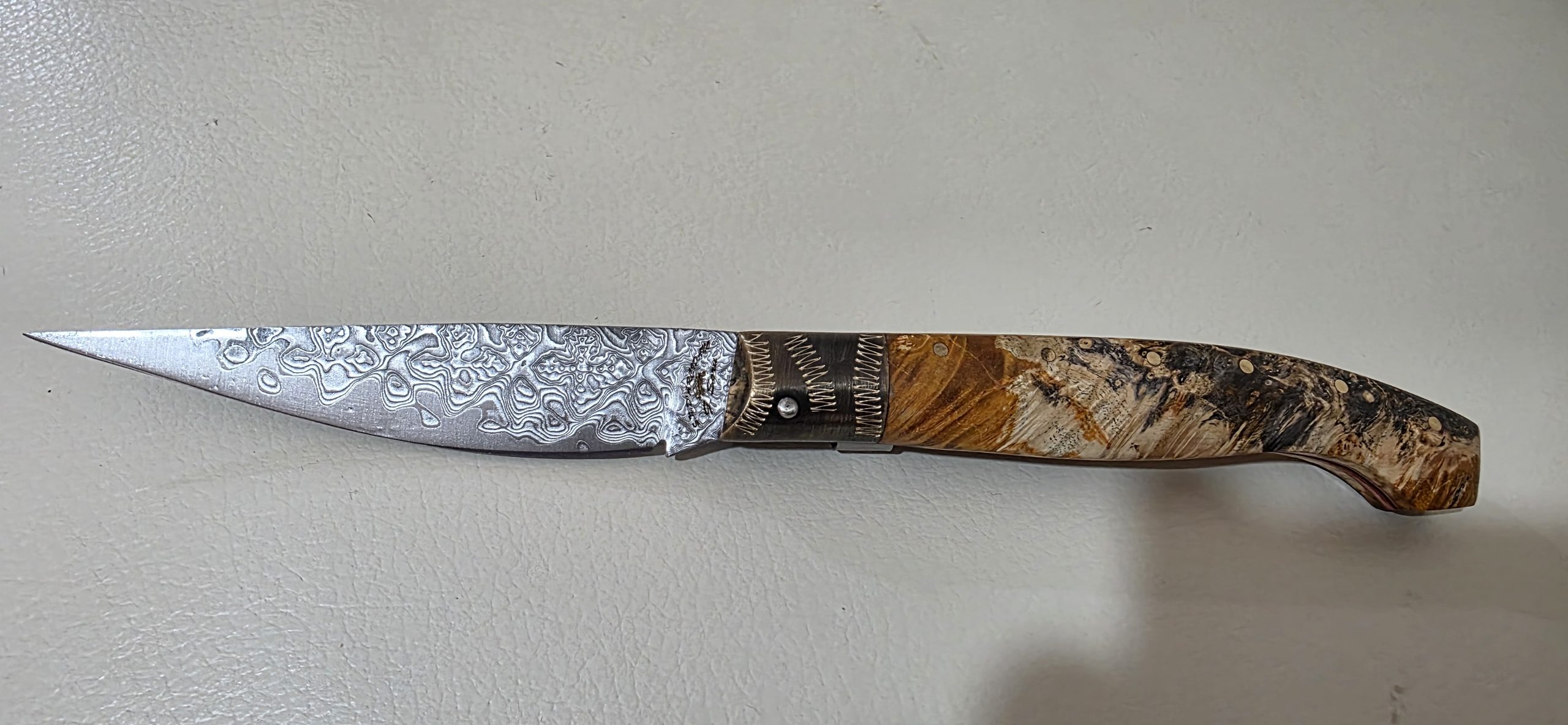 Arrasoja stile Dorgalese – Radica di betulla careliana stabilizzata – Coltello Sardo